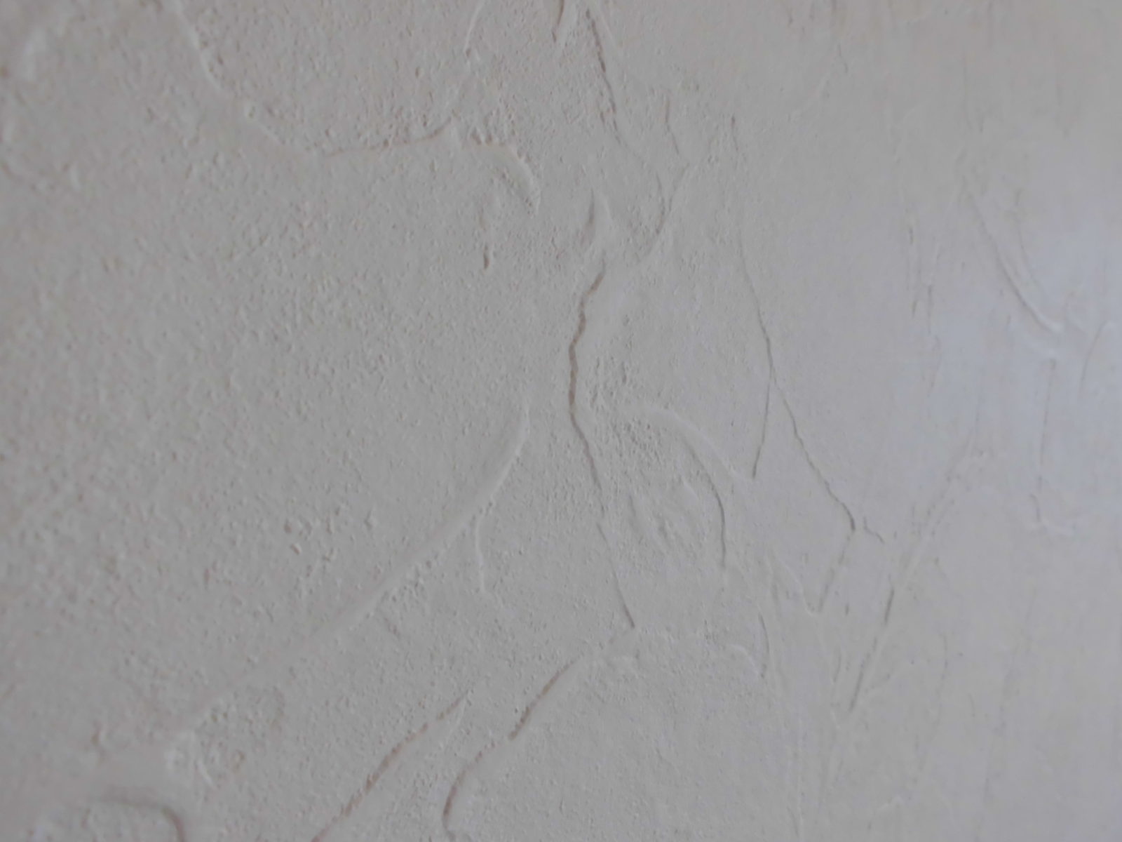 凹凸のある塗り壁のような質感の壁紙を施工いたしました。