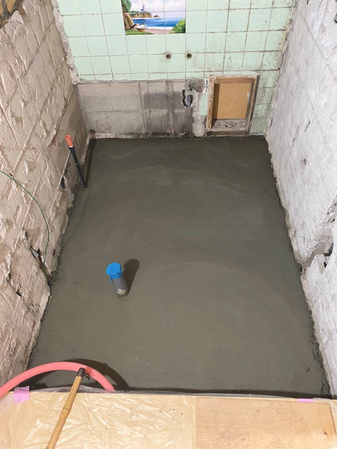 浴室ーコンクリート打設、ユニットバス下地工事の様子