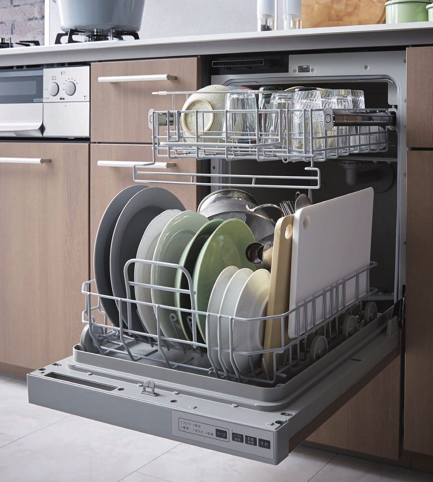 「通いかご」で出し入れがとっても手早く、カンタン。大きな調理器具もおまかせ」THE CRASSO
